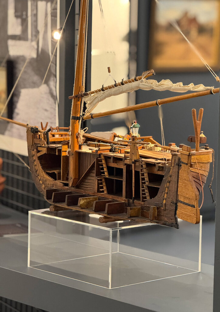 Zandvoorts Museum The Life Of Memories Bomschuit Model Staand