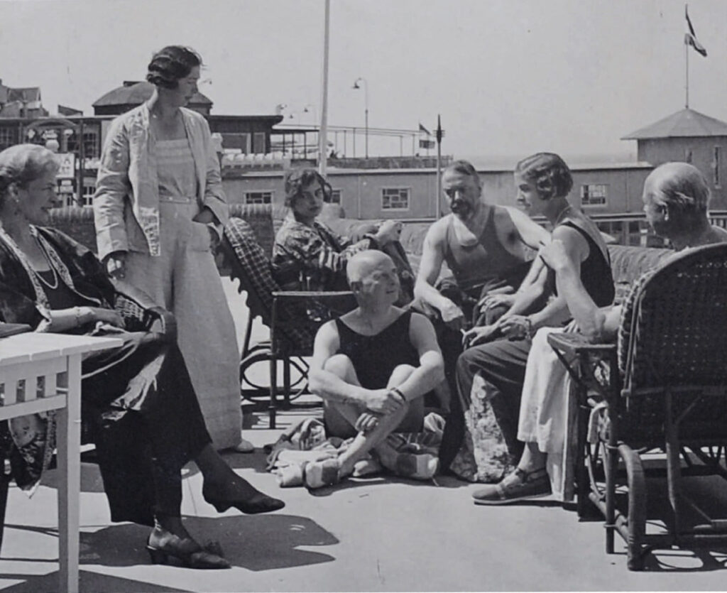 Eduard Von Der Heydt En Familie Ratebor Voor Zijn Huis In Zandvoort