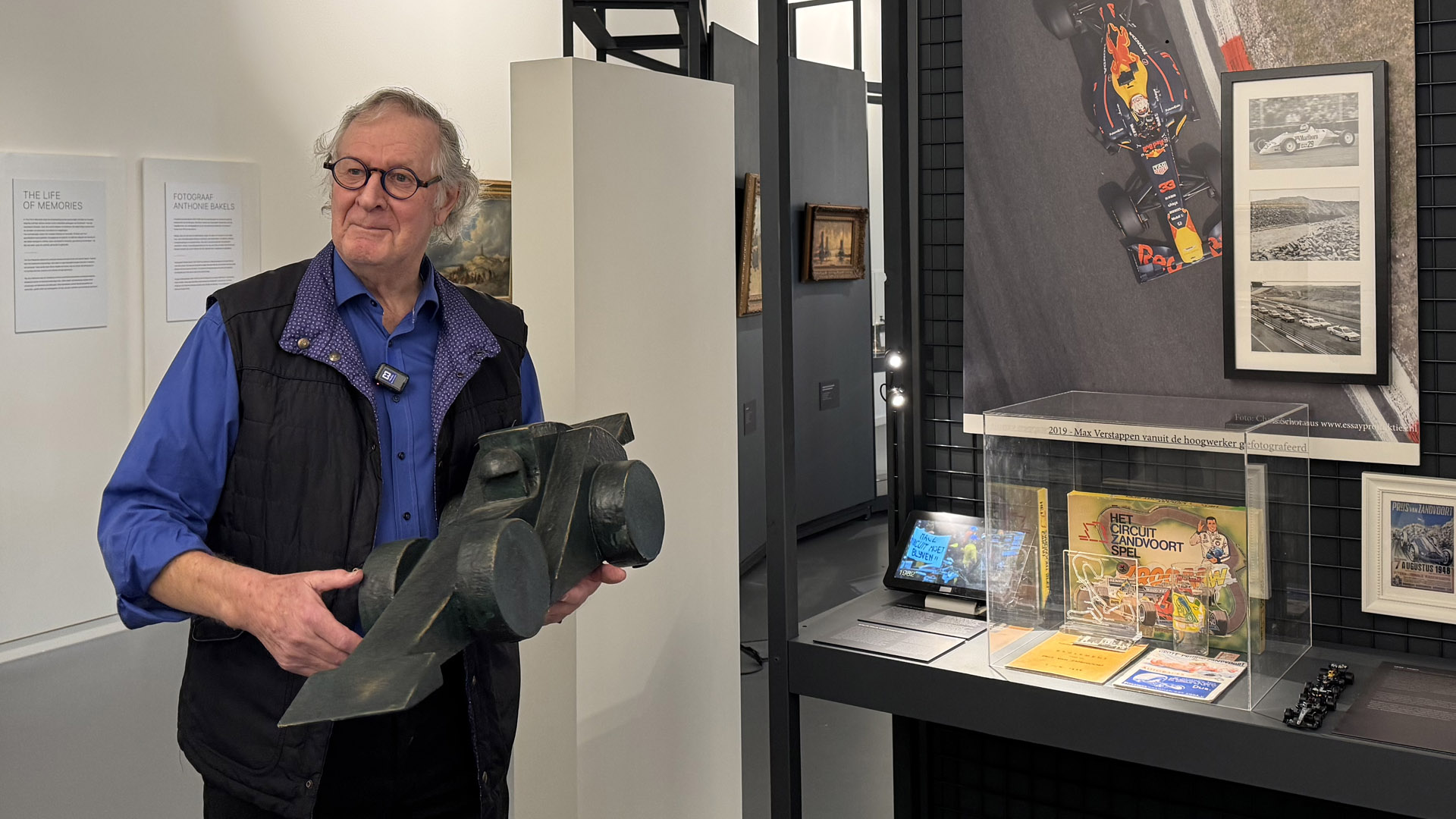 Hans Peters Bij De Tentoonstelling Life Of Memories