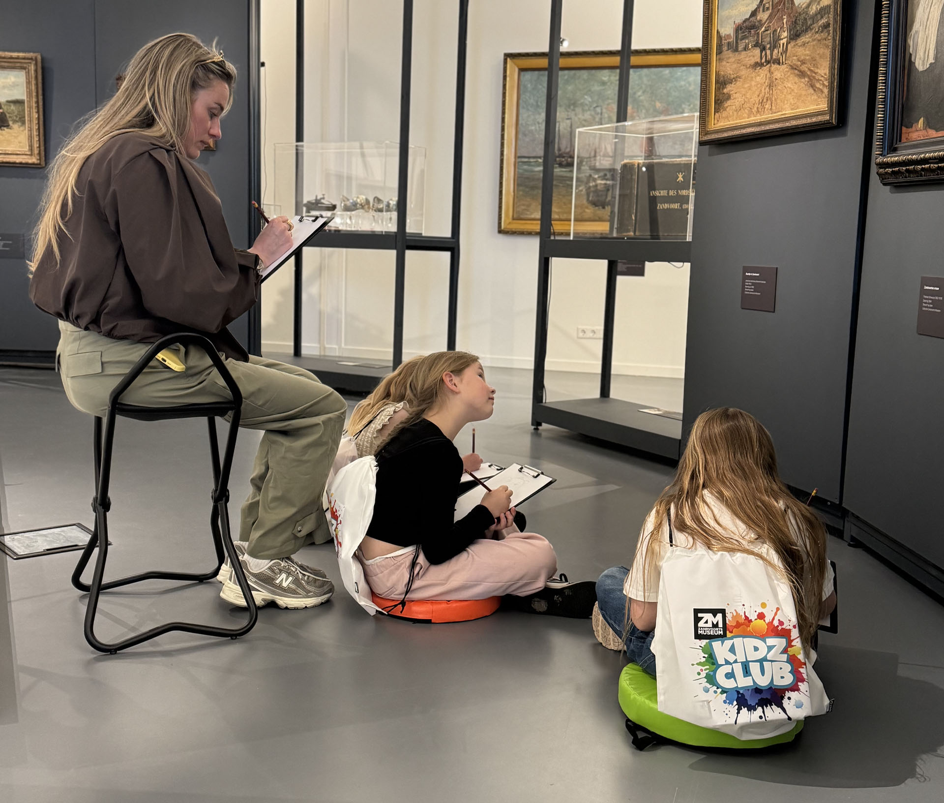 ZM Tekenen In Zandvoorts Museum Op Zaal